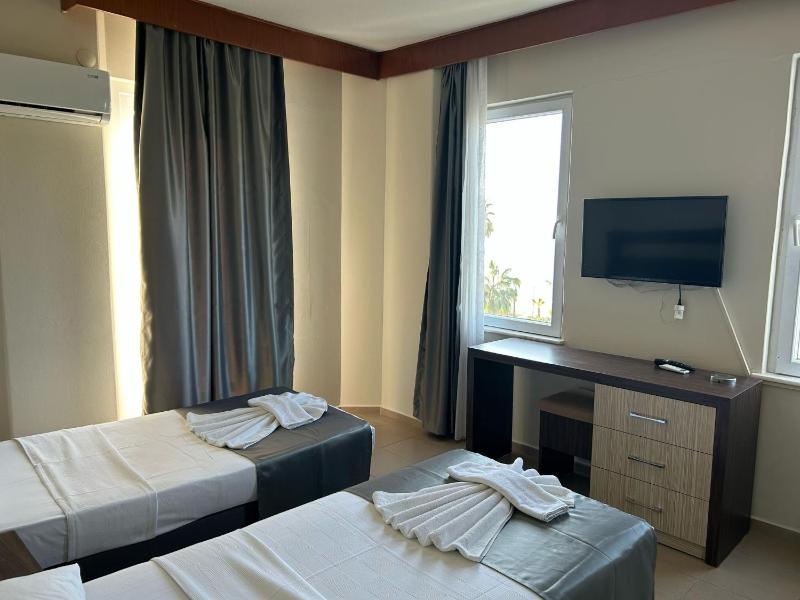 Standard Twin Room image 3