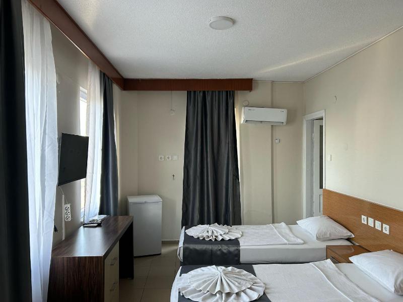 Triple Room with Sea View image 3