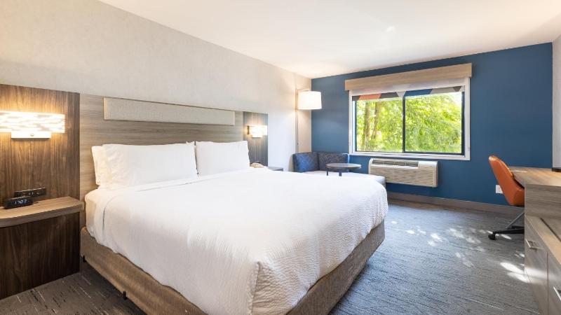 Standard King Room image 2