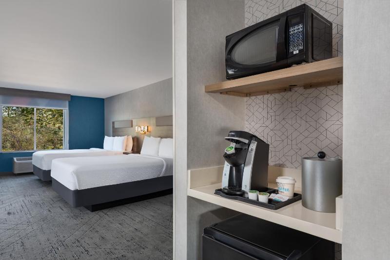 Standard Queen Room with Two Queen Beds - Communications and Mobility Accessible image 3