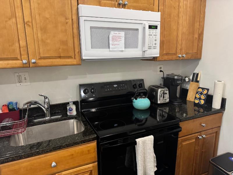 Gorgeous Refurbished 1Bdrm and 1Den Home - image 7