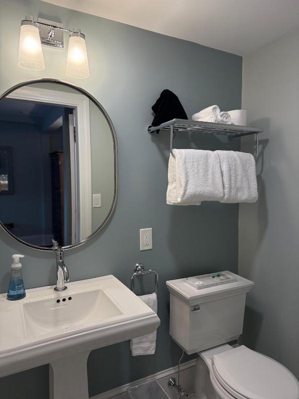 Queen Room image 4
