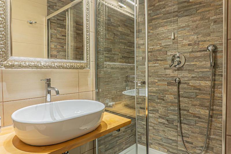 Economy Quadruple Room image 4