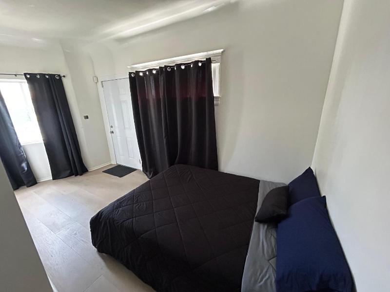 Hollywood Home - image 7