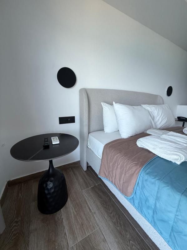 One-Bedroom Apartment with Sea View image 4