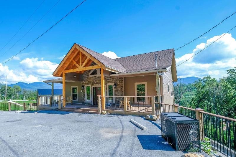Relax and Soak with a Mountain View! - Bear Watch 1011 - image 32