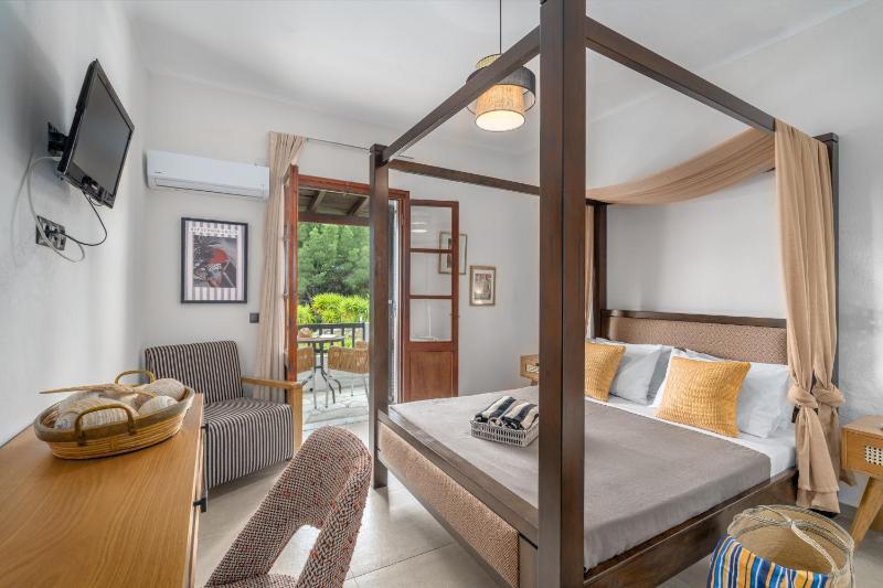 Deluxe Double Room with Sea View image 4