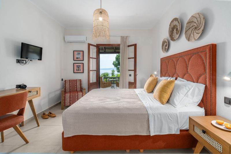Deluxe Double Room with Sea View image 3