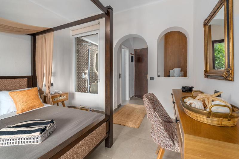 Deluxe Double Room with Sea View image 2