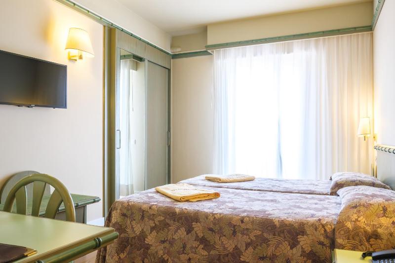 Double Room with Partial Sea View image 3