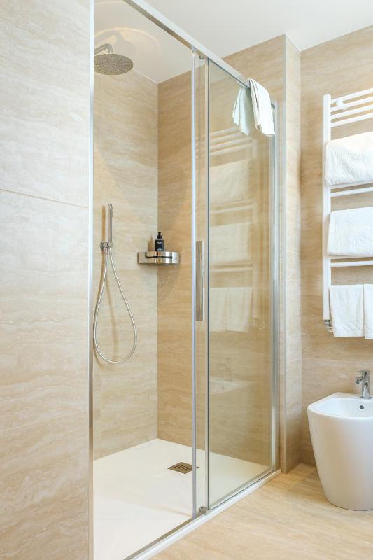 Double Room with Sea View image 4