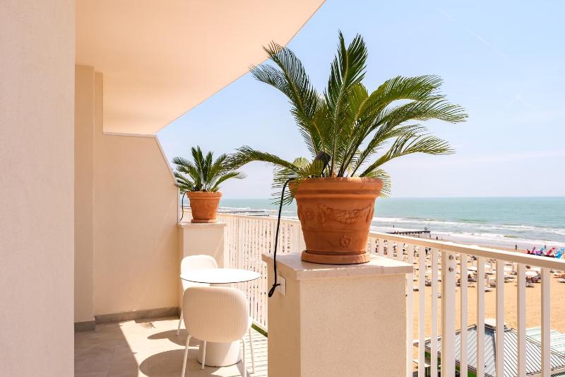Double Room with Sea View image 3
