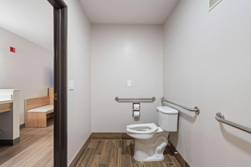 Queen Room with Two Queen Beds and Roll-In Shower - Disability Access/Non-Smoking image 4