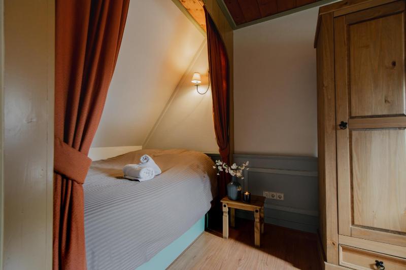 Box Bed Double Room image 1