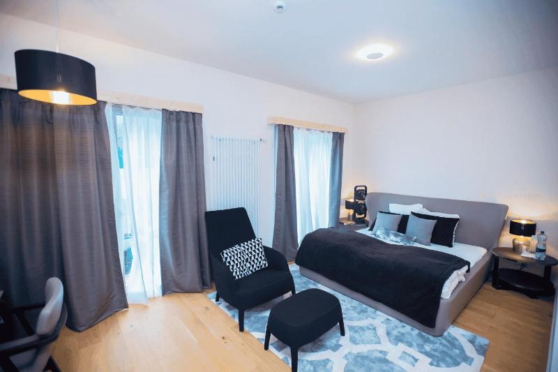 Deluxe King Room image 1