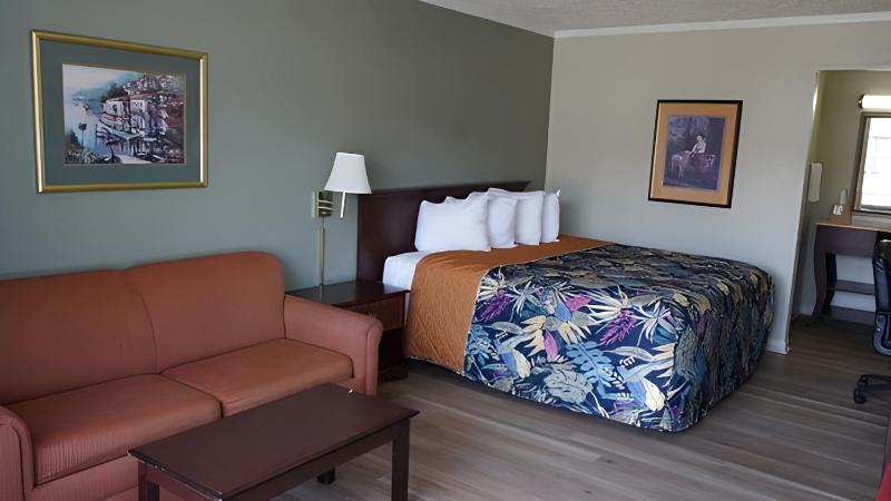 Standard King Room image 1