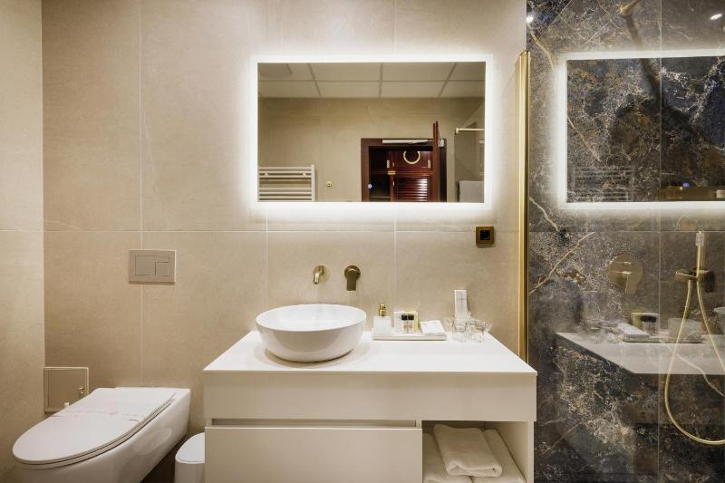 Deluxe Double Room with Sea View image 4