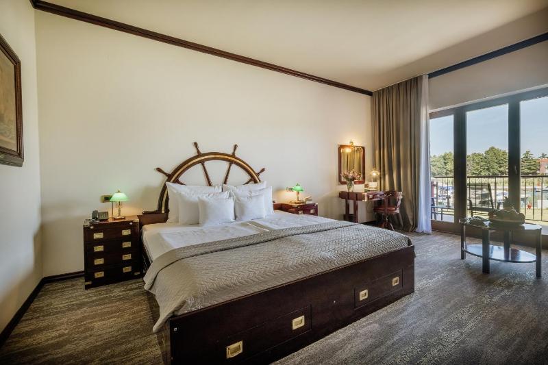 Double Room with Balcony and Partial Sea View image 3