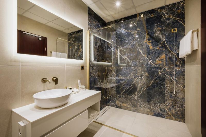 Deluxe Double Room with Sea View image 3