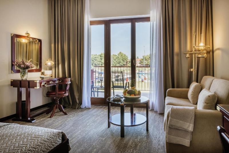 Double Room with Balcony and Partial Sea View image 4