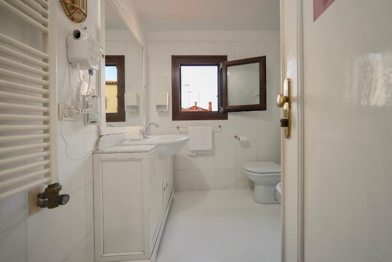 Standard Double Room with Shared Bathroom image 4