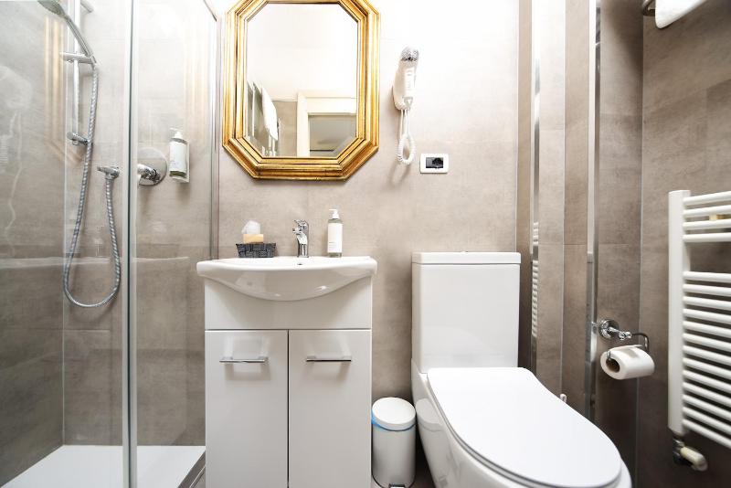 Economy Double Room image 4