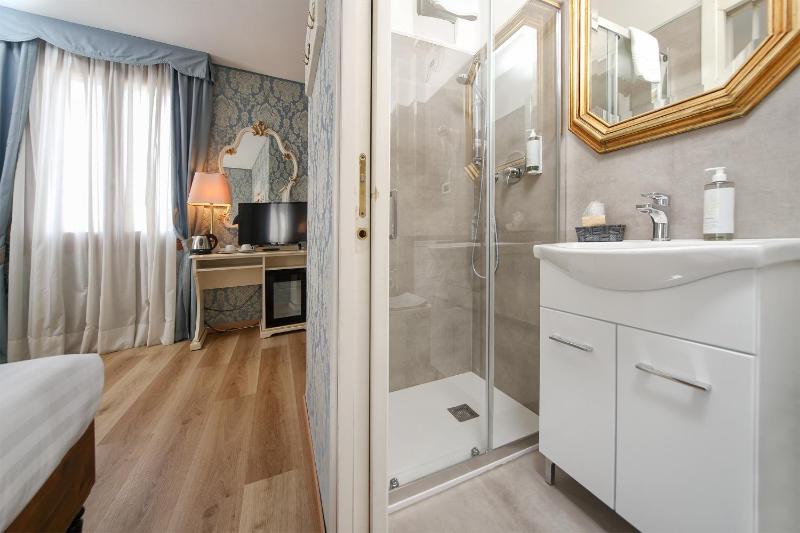 Economy Double Room image 3