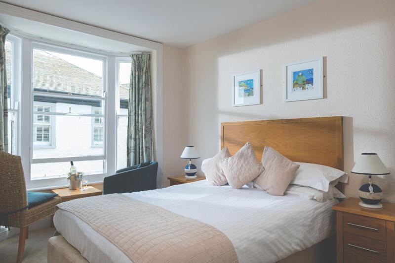 Classic Double Room image 4