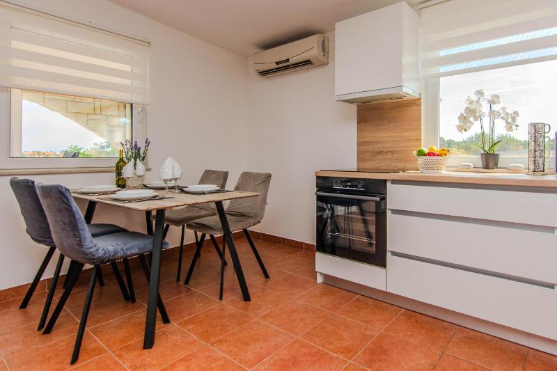 Apartments by the sea Vir - 24564 - image 3