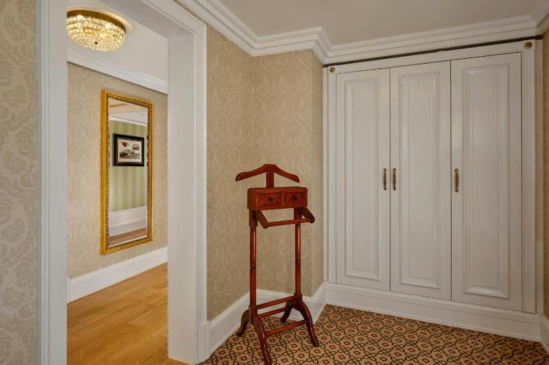 One-Bedroom Suite with King Bed image 4