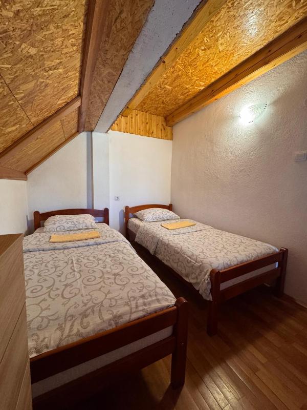 Standard Twin Room with Mountain View image 4