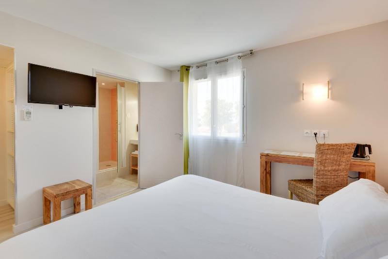 Standard Double Room image 3