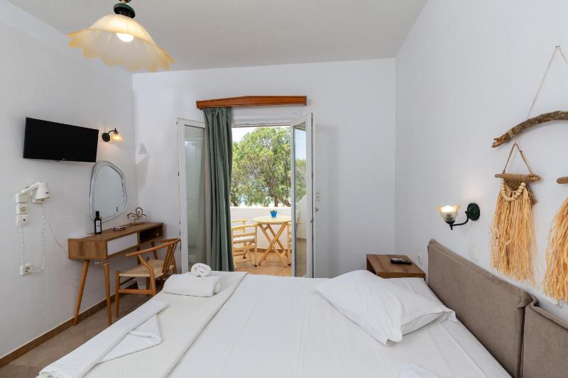 Double or Twin Room with Sea View image 3