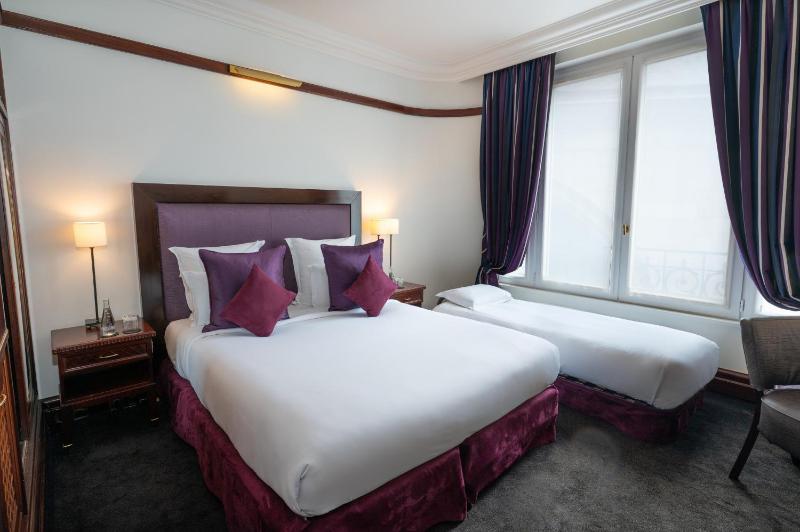 Deluxe Triple Room image 3