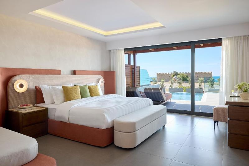 Superior Junior Suite with Private Pool & Partial Sea Views image 1