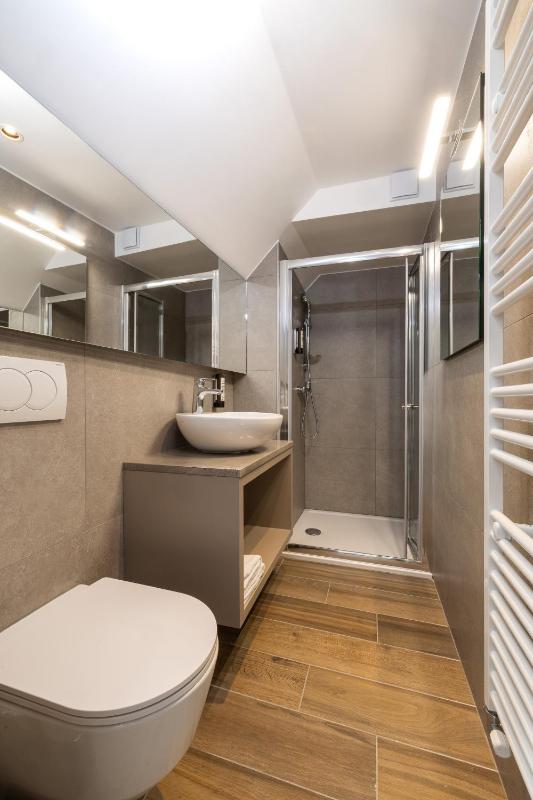 Twin Room with Shared Bathroom image 4