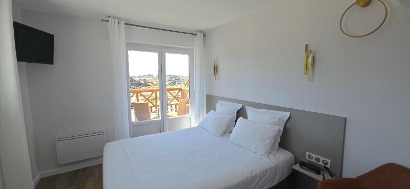 Double Room with Balcony and Sea View image 4