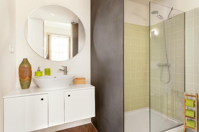 One-Bedroom Apartment with Side River View image 3