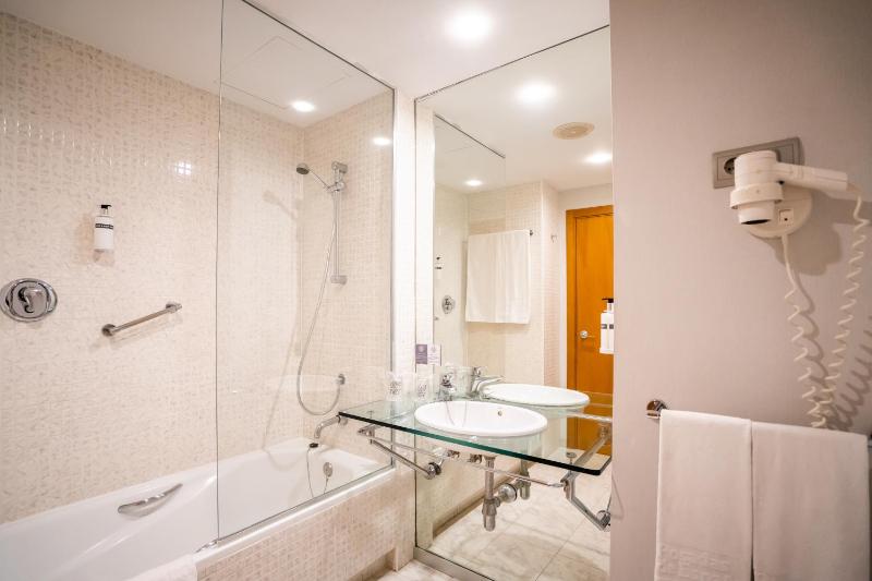 Double or Twin Room (1-2 Adults) image 3