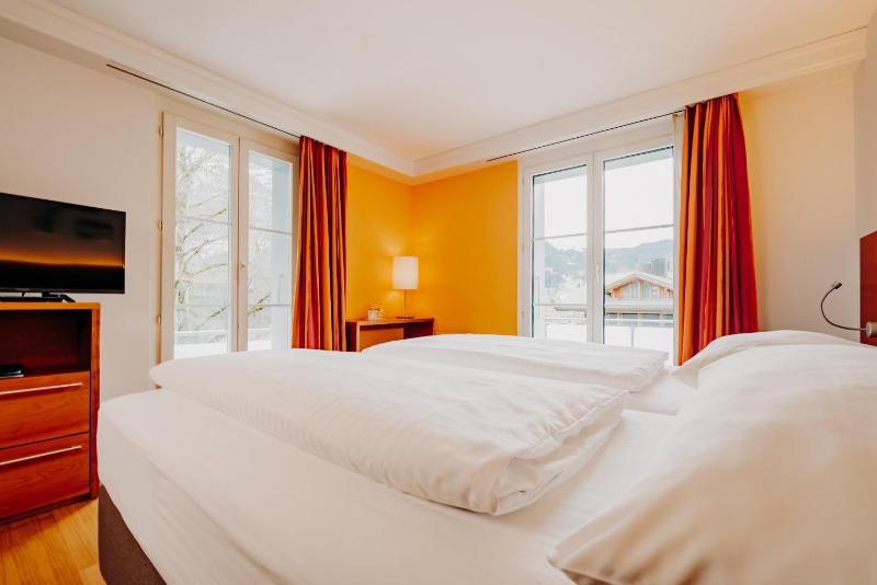 Standard Twin Room with Balcony and Mountain View image 1