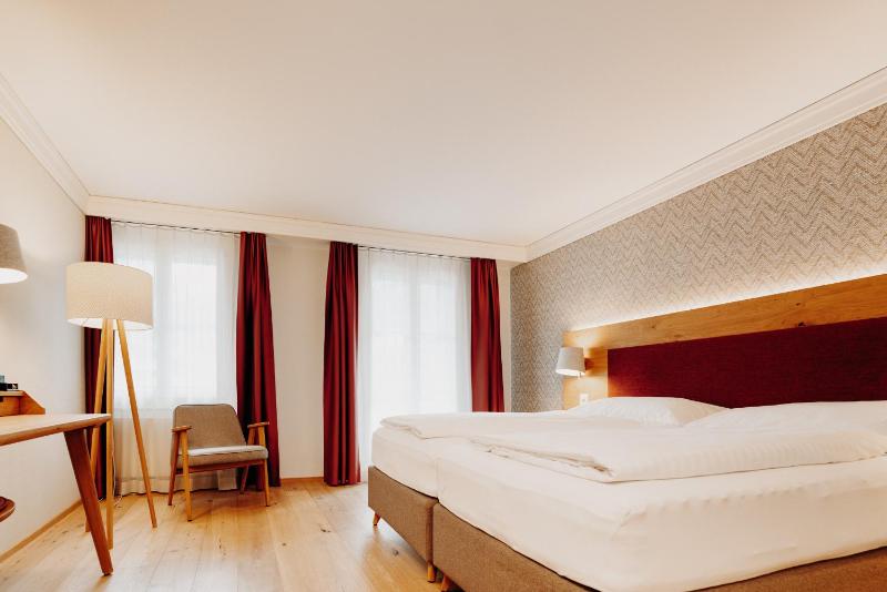 Deluxe Twin Room with Balcony and Mountain View image 1