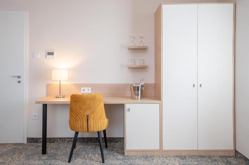 Standard Family Room image 2