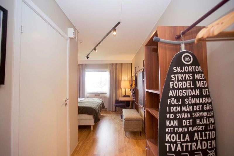 Standard Twin Room image 4
