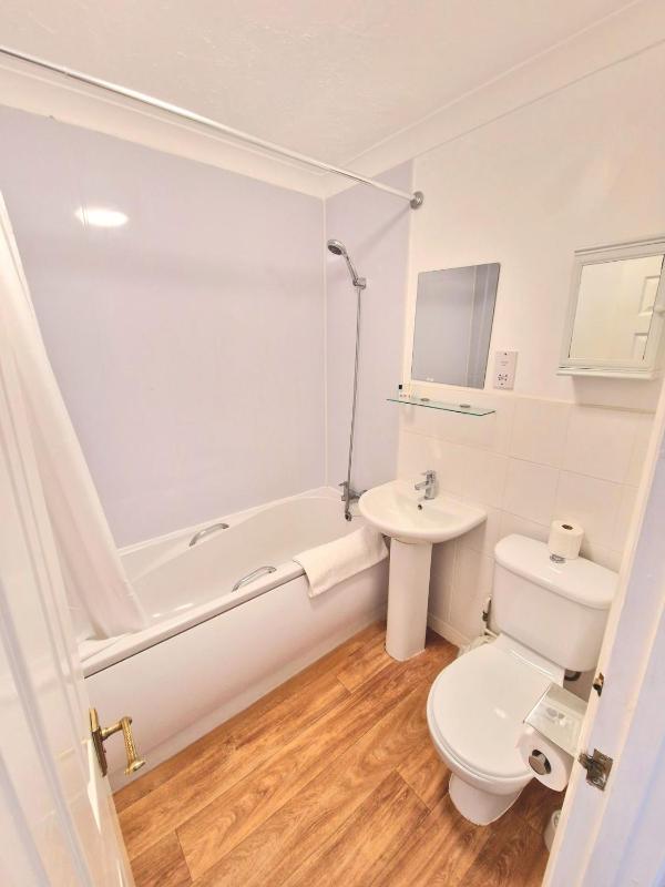 Twin Room image 2