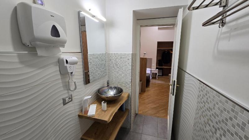 Standard Single Room image 3