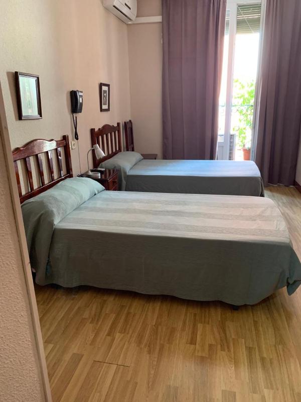 Double or Twin Room image 3