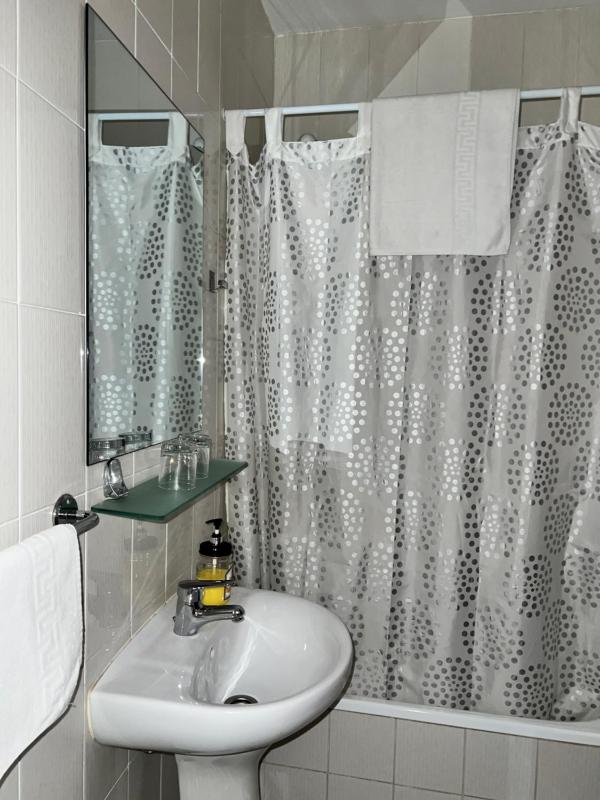 Single Room with Bath image 3
