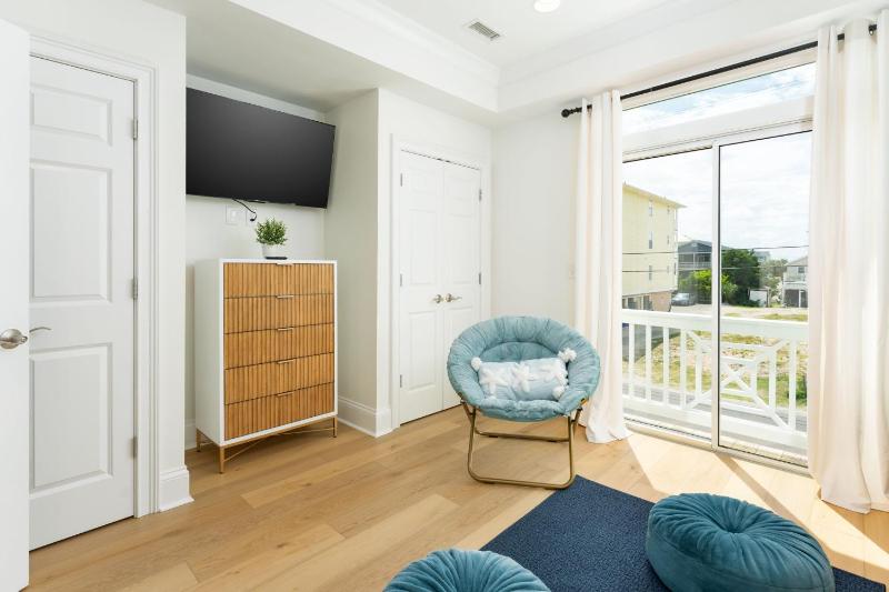 NEW Reno BEACH FRONT 4BD BA Game room Elevator - image 30