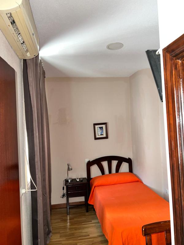 Single Room image 4