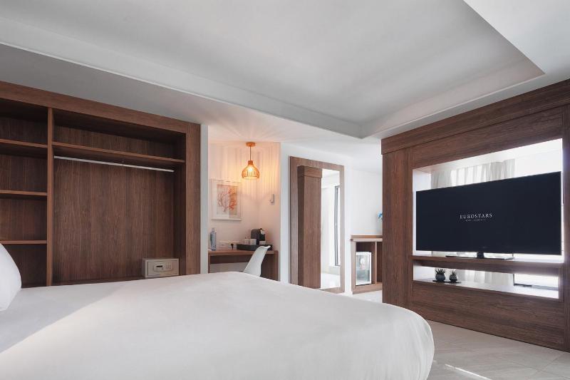 Junior Suite with Outdoor Jacuzzi image 1